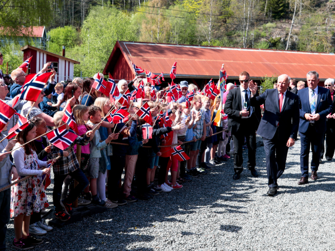 Mange barn var møtte fram for å helse på Kongen i Marker. Foto: Lise Åserud / NTB scanpix